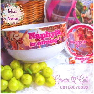 HAMPERS DAN SOUVENIR BANDUNG  Kami Gracia Gift Bandung menyediakan berbagai macam hampers untuk berbagai keperluan seperti souvenir ulang tahun, souvenir manyue, baby shower souvenir, souvenir pernikahan bandung dll