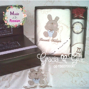 HAMPERS DAN SOUVENIR BANDUNG Baby Hampers Selimut Halus Kami Gracia Gift Bandung menyediakan berbagai macam hampers untuk berbagai keperluan seperti souvenir ulang tahun, souveniKr manyue, baby shower souvenir, souvenir pernikahan bandung dll