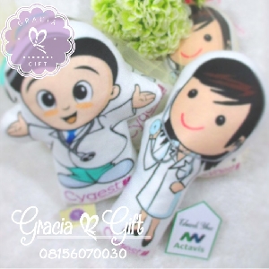 HAMPERS DAN SOUVENIR BANDUNG Bantal boneka karikatur dokter Gracia Gift Manye Bandung, Tasikmalaya, Jakarta, Cianjur, Garut  menyediakan berbagai macam keranjang rotan dengan berbagai macam bentuk dan ukuran custom  untuk berbagai keperluan seperti soovenir ulang tahun, goodie bag, manye, manyuek, baby full month, sebulanan bayi, souvenir aqiqah, promosi perusahaan 
