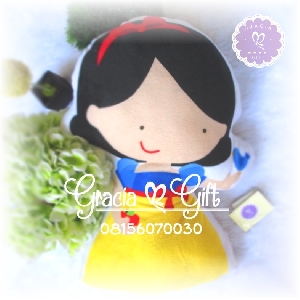 HAMPERS DAN SOUVENIR BANDUNG Bantal boneka Putri Salju Gracia Gift menghadirkan souvenir bantal boneka custom yang lucu dan unik, bisa cetak nama atau logo. Cocok untuk ulang tahun, pernikahan, event sekolah, atau promosi bisnis. Produksi di Bandung, siap kirim ke seluruh Indonesia.