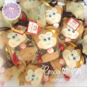 HAMPERS DAN SOUVENIR BANDUNG Handuk bentuk baby Monkey Gracia Gift Manye Bandung, Tasikmalaya, Jakarta, Cianjur, Garut  menyediakan berbagai macam keranjang rotan dengan berbagai macam bentuk dan ukuran custom  untuk berbagai keperluan seperti soovenir ulang tahun, goodie bag, manye, manyuek, baby full month, sebulanan bayi, souvenir aqiqah, promosi perusahaan 