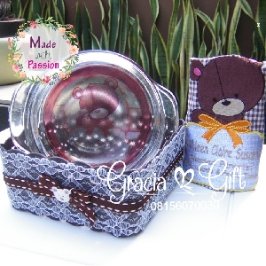 HAMPERS DAN SOUVENIR BANDUNG Souvenir pyrex kaca Kami Gracia Gift Bandung menyediakan berbagai macam hampers untuk berbagai keperluan seperti souvenir ulang tahun, souveniKr manyue, baby shower souvenir, souvenir pernikahan bandung dll