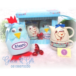 HAMPERS DAN SOUVENIR BANDUNG Teko dan handuk tema baby chicken Kami Gracia Gift Bandung menyediakan berbagai macam hampers untuk berbagai keperluan seperti souvenir ulang tahun, souveniKr manyue, baby shower souvenir, souvenir pernikahan bandung dll