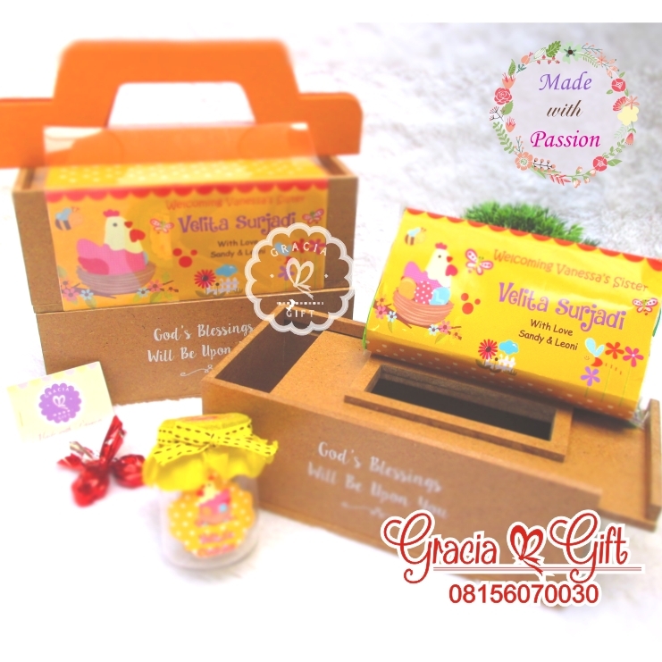Kami Gracia Gift Bandung menerima pesanan souvenir  dan hampers dari bahan kayu seperti bangku anak, box kayu, jam kayu, meja kayu untuk berbagai keperluan seperti souvenir ulang tahun, souvenir manyue, baby shower souvenir, souvenir pernikahan bandung dll