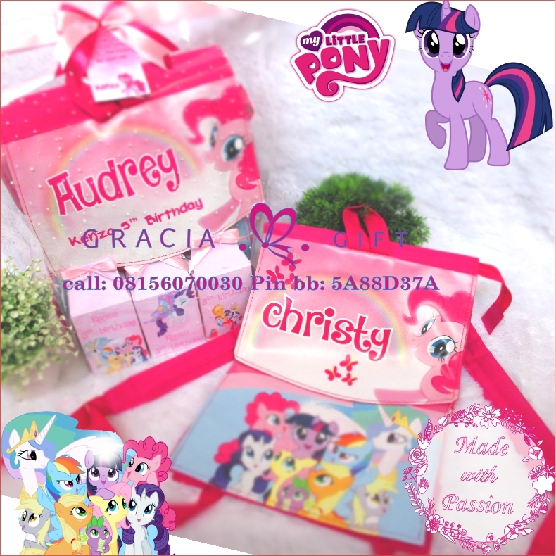 Kami Gracia Gift Bandung menerima pesanan berbagai macam tas untuk berbagai macam hampers untuk berbagai keperluan seperti souvenir ulang tahun, souvenir manyue, baby shower souvenir, souvenir pernikahan bandung dll