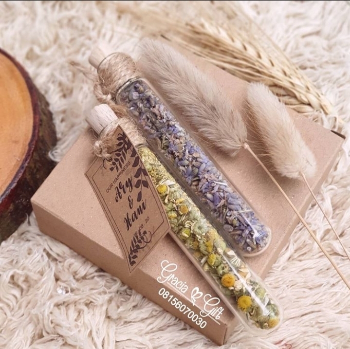 Kami Gracia Gift Bandung menyediakan berbagai macam hampers untuk berbagai keperluan seperti souvenir ulang tahun, souvenir manyue, baby shower souvenir, souvenir pernikahan, teh atau bunga kering hias sovenir bandung dll